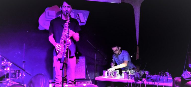 Martí Guillem: electrónica & El Pricto: saxo alto; Nocturna Discordia #182 part 7; Soda Acústic, Barcelona 26-09-2018. Martí Guillem: electrónica & El Pricto: saxo alto; Nocturna Discordia #182 part 7; Soda Acústic, Barcelona 26-09-2018.